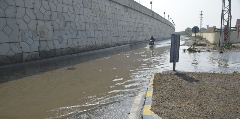 जमीन से निकलने लगा पानी, देखने लगे लोग