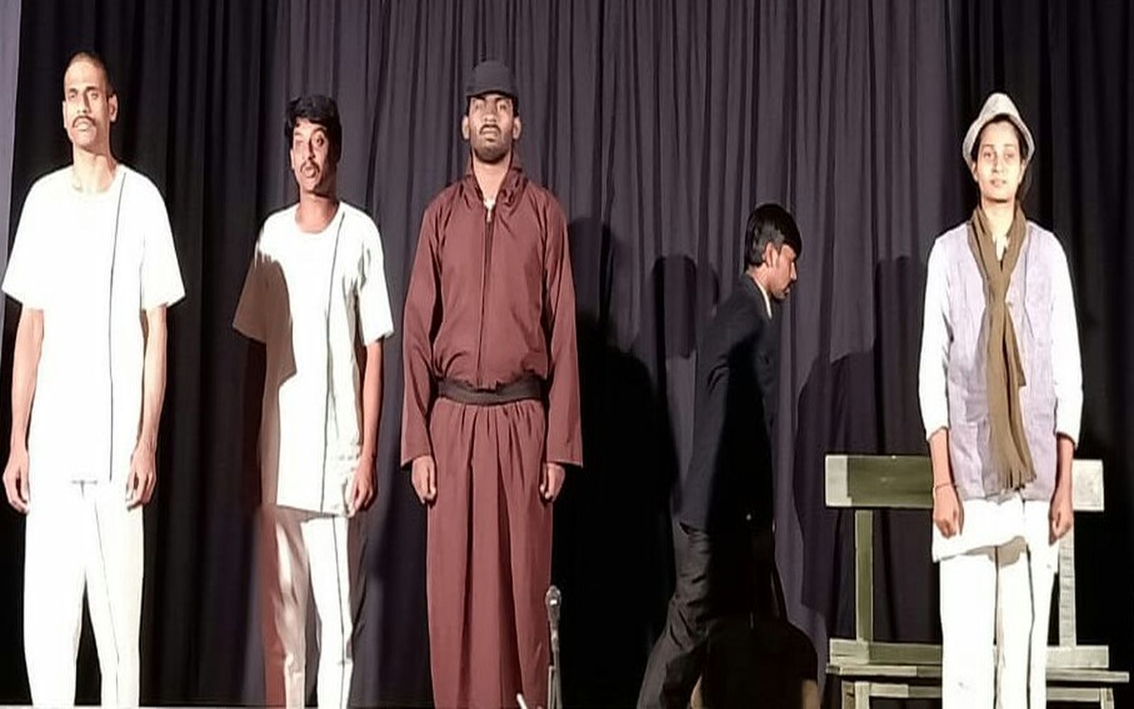 पापू गांधी-गांधी बापू : आत्मकथा नाटक का मंचन