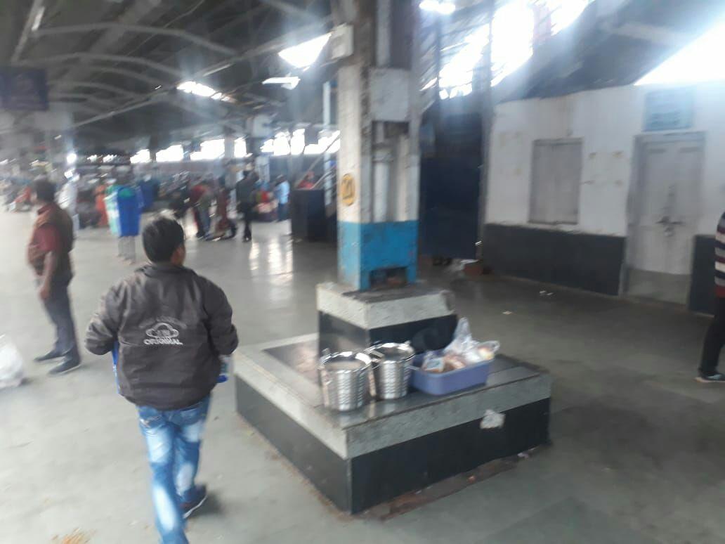 hoshangabad, itarsi, railway station, food seling on stool and flour