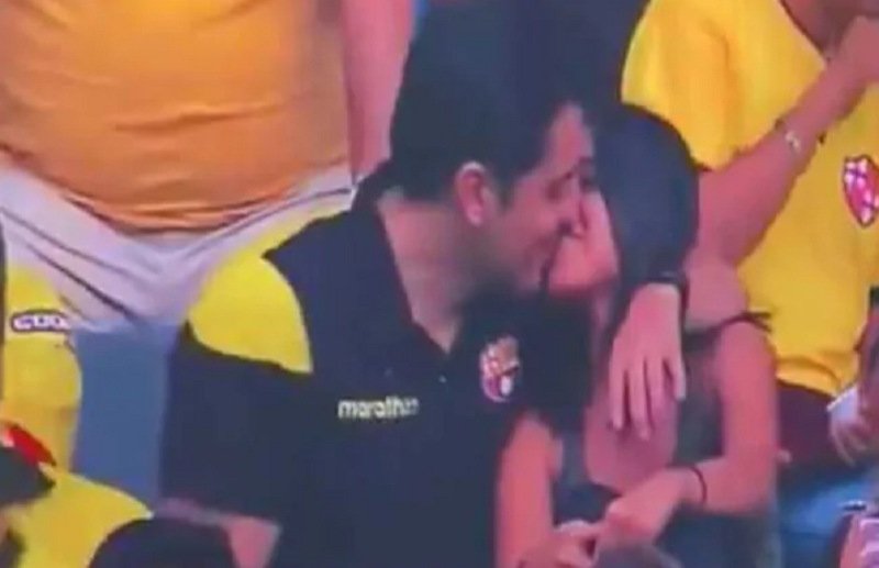 A boy caught in camera while kissing a girl on the ground video viral