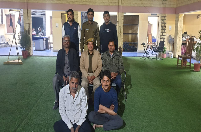 किराणा व चाय की आड़ में बेच थे नशे की पुडि़यां