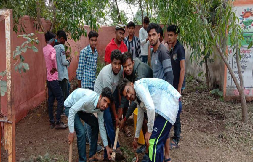 एनएसएस के छात्रों ने कैंप लगाकर दी ग्रामीणों को स्वच्छता की जानकारी
