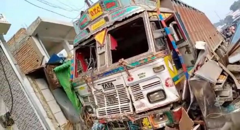 गुमटियों को तोड़ते हुए घर में घुसा ट्रक, भरे बाजार मची अफरा-तफरी