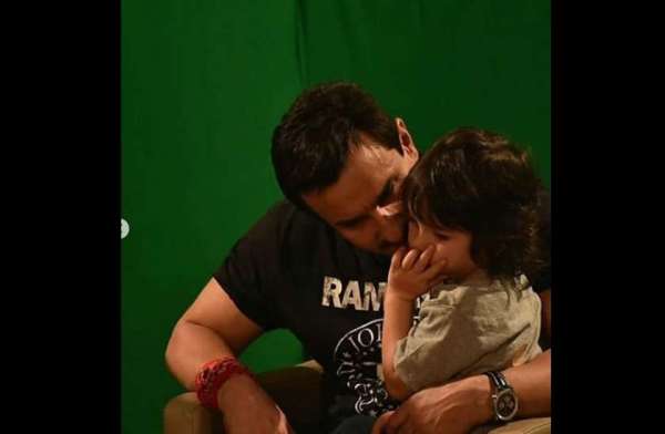 Photos: पापा सैफ के साथ उनकी फिल्म 'जवानी जानेमन' का प्रमोशन करने पहुंचे तैमूर