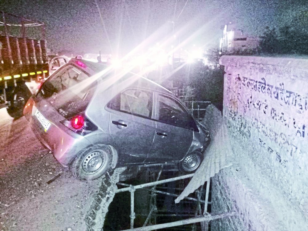 Satna Over Bridge big accident: Auto hit car over overbridge