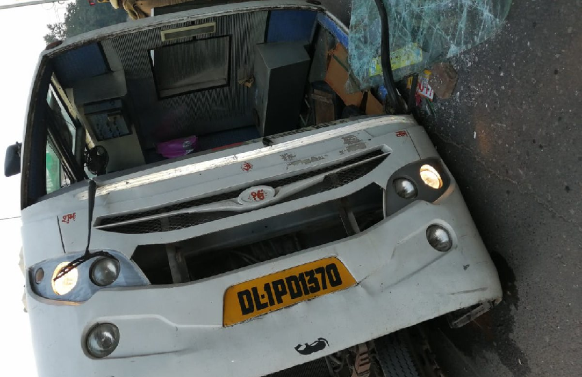 नरायना में क्लस्टर बस से टकराई स्कूल बस, 6 छात्र घायल
