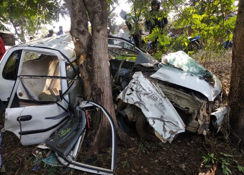 दर्दनाक हादसा: रात में घर लौट रहे 4 दोस्तों की तेज रफ्तार कार पेड़ से टकराई, 3 की मौत, 1 की हालत नाजुक