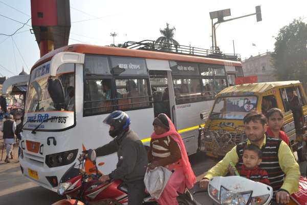 सिटी बसें लगाती शहर में जाम
