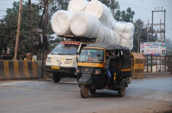 Photo Gallery : जीई मार्ग पर बने बेडोल ब्रेकर और सड़क पर पड़ी गिट्टी से हो सकता है हादसा