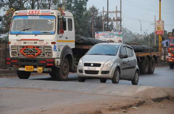 Photo Gallery : जीई मार्ग पर बने बेडोल ब्रेकर और सड़क पर पड़ी गिट्टी से हो सकता है हादसा