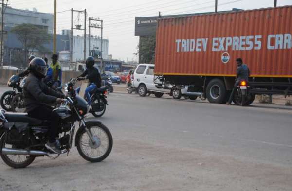 Photo Gallery : जीई मार्ग पर बने बेडोल ब्रेकर और सड़क पर पड़ी गिट्टी से हो सकता है हादसा