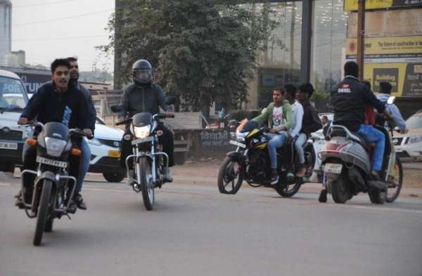 Photo Gallery : जीई मार्ग पर बने बेडोल ब्रेकर और सड़क पर पड़ी गिट्टी से हो सकता है हादसा