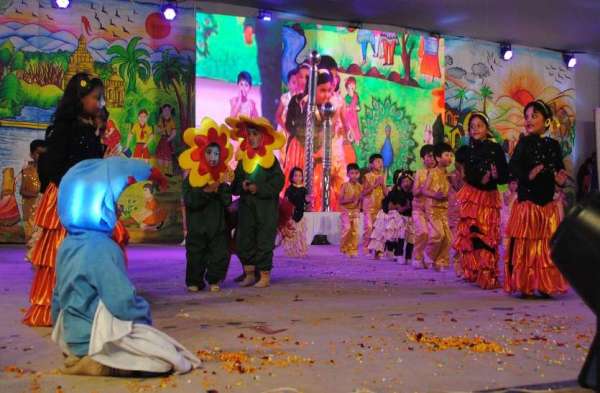 PHOTO GALLERY : फूल-पत्ती संग पक्षी बनकर दिया पर्यावरण बचाने का संदेश