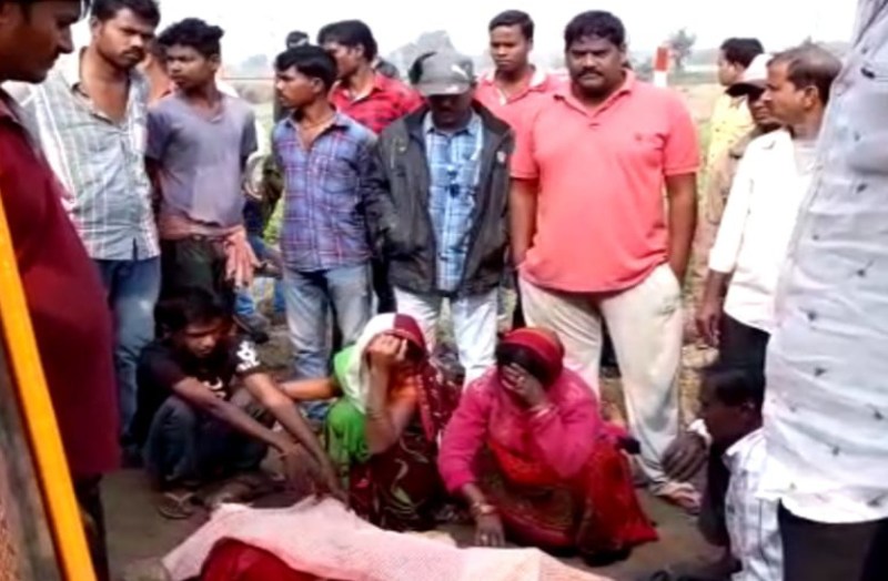 हाइड्रा ने साइकिल सवार दंपती को मारी ठोकर, महिला की दर्दनाक मौत