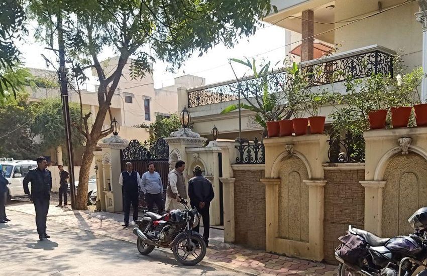 पूर्व मंत्री सुरेंद्र पटवा के घर कुर्की के लिए पहुंचे बैंक कर्मचारी