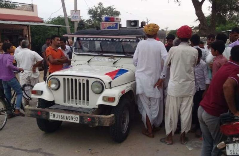 . ....तो इसलिए पुलिस की गाड़ी के पीछे भीड़ ने लगाई दौड़.