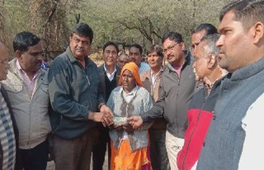अग्निकांड पीडि़त परिवार को भाजपा ने दी 1.21 लाख की सहायता, जूली भी पहुंचे सांत्वना देने