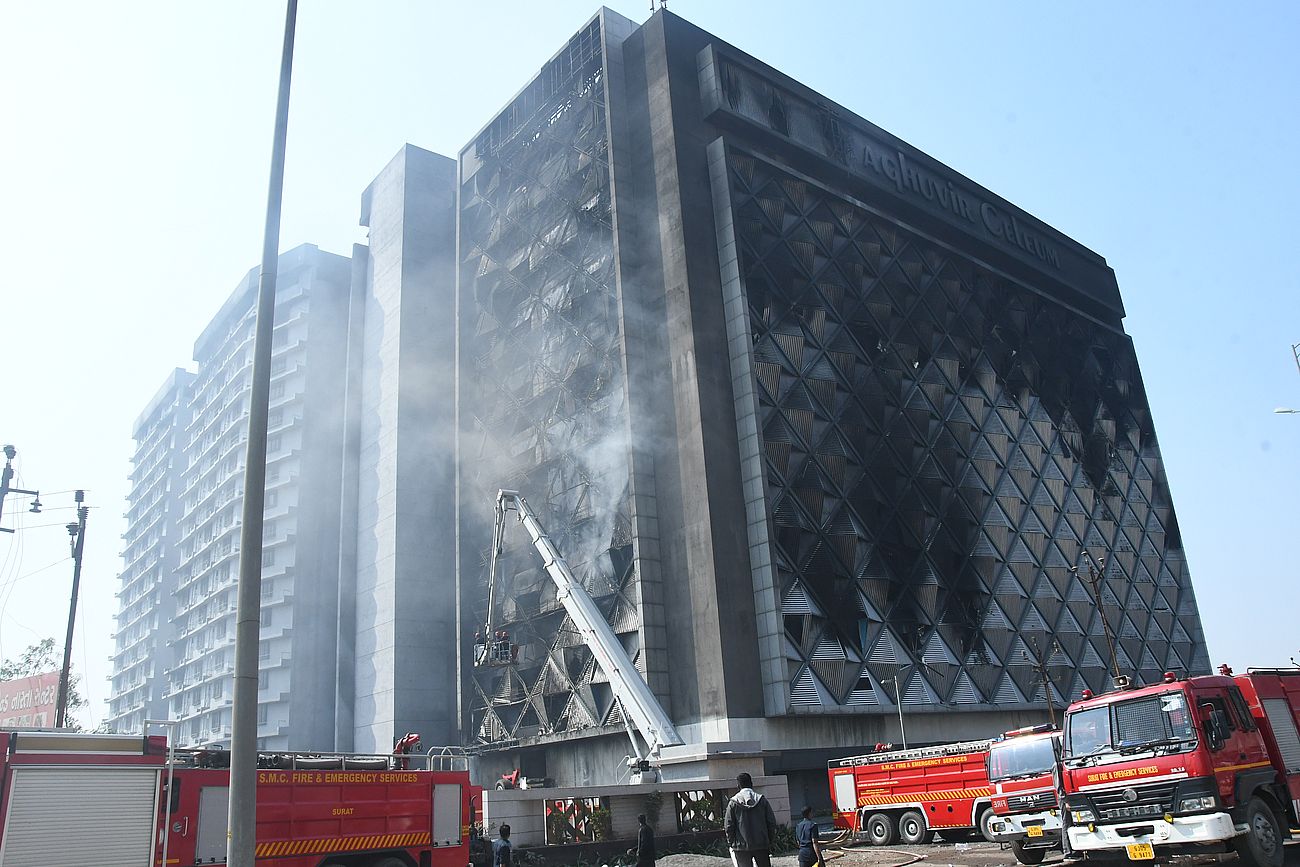FIRE IN SURAT : स्टाइलिश ढंग से बना ए ब्लॉक पूरी तरह तबाह, मलबे में बदल गईं 175 दुकानें