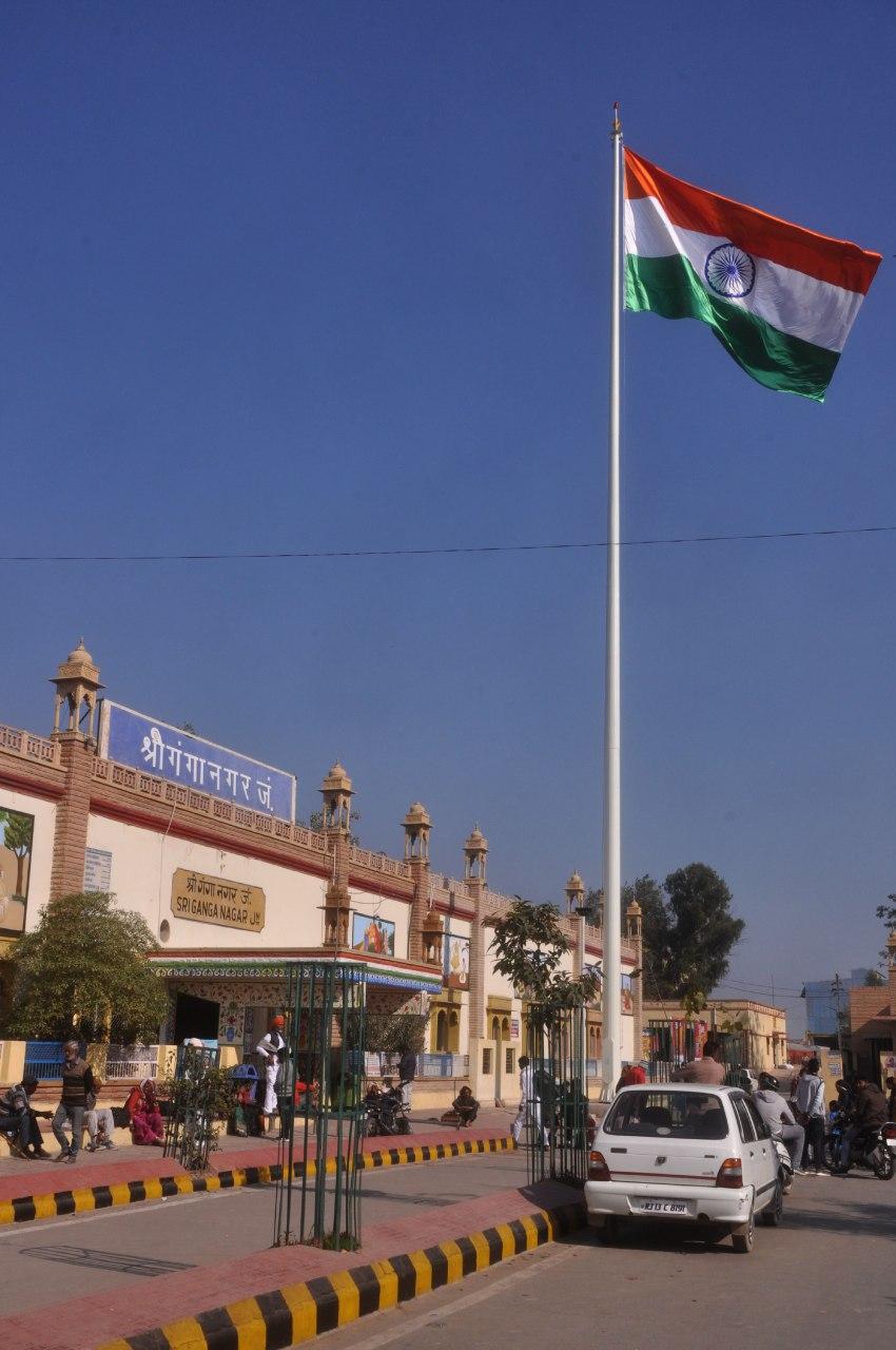 श्रीगंगानगर रेलवे स्टेशन पर शान से लहराया सौ फुट ऊंचा राष्ट्रीय ध्वज तिरंगा
