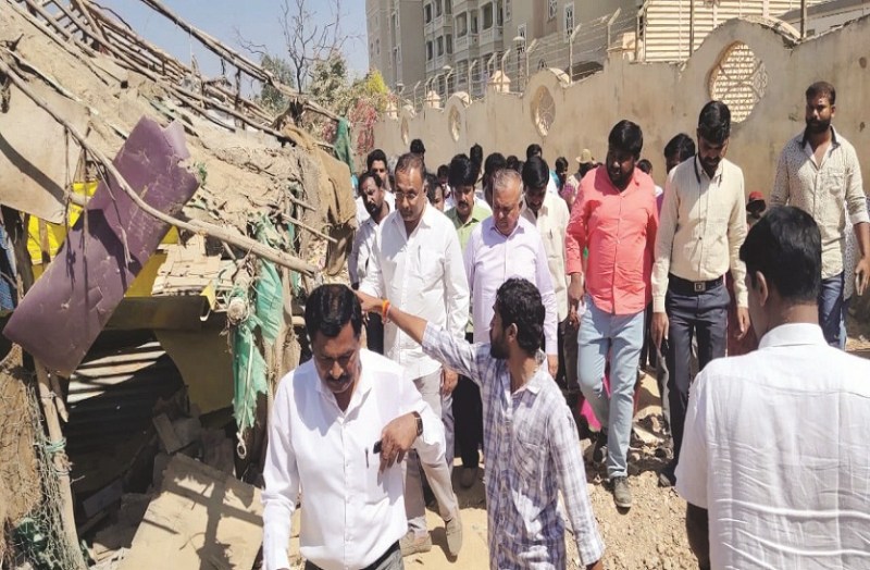 गरीबों को बेघर कर रही भाजपा सरकार: दिनेश गुंडूराव