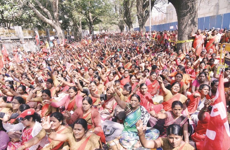 आंगनबाड़ी कार्यकर्ता फिर दो दिवसीय धरने पर जमीं