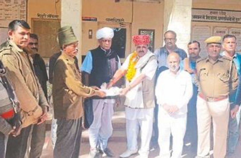 Guard's daughter's wedding, police and citizens help