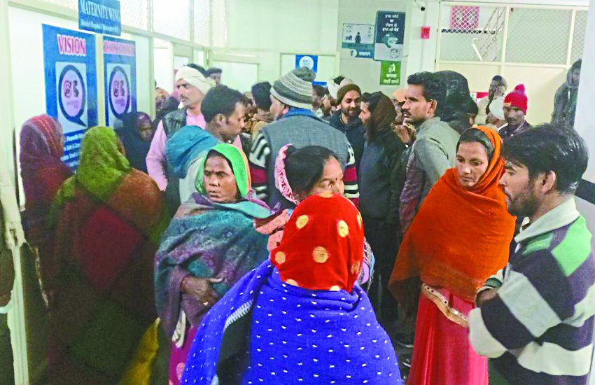 Uproar in the district hospital due to the doctor's arrival, family members angry on female guard