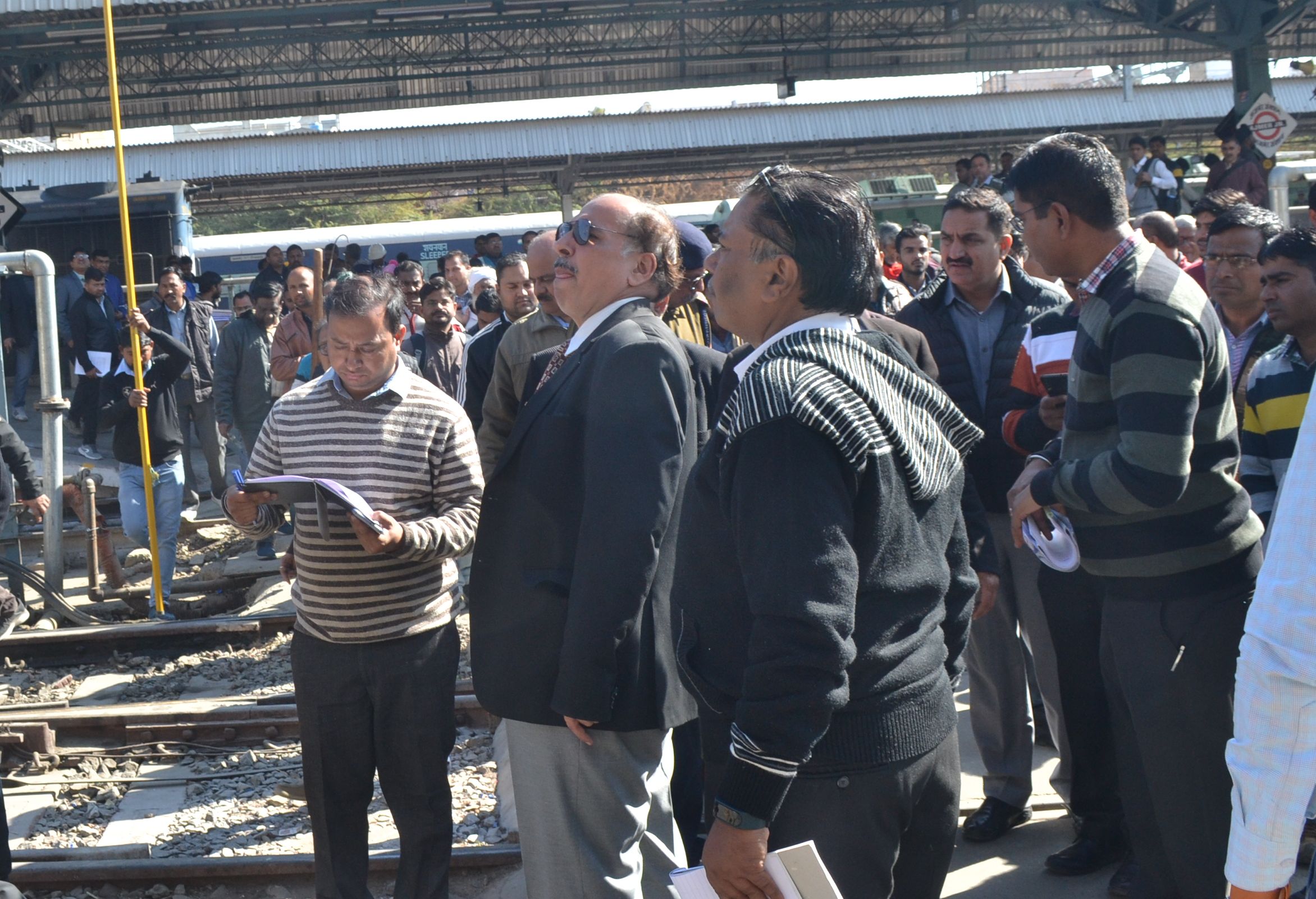 Railway : विद्युतीकृत रेल मार्ग का निरीक्षण