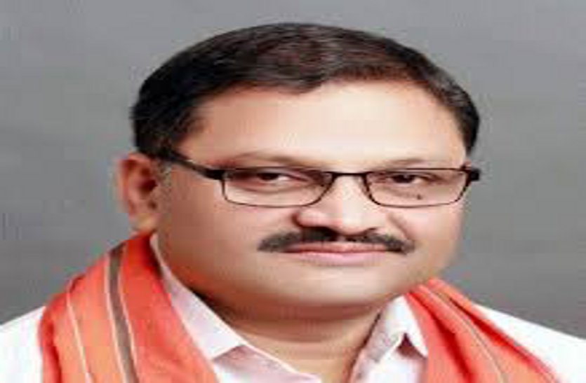 राजनांदगांव सांसद संतोष पांडेय की कार को ट्रक ने मारी ठोकर, कवर्धा से रायपुर जा रहे थे BJP एमपी