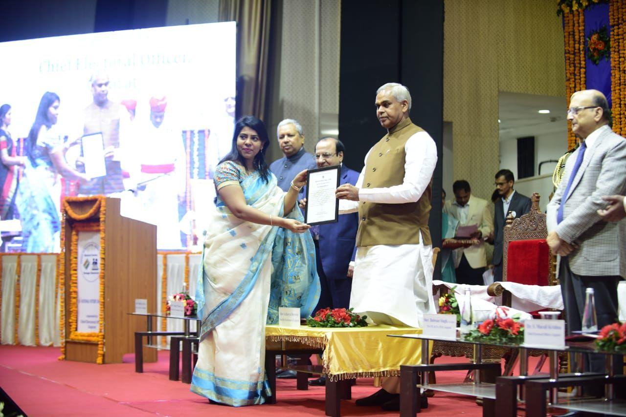 Gujarat: वडोदरा डीईओ Shalini Agrawal को श्रेष्ठ डीईओ व जिला कलक्टर का सम्मान