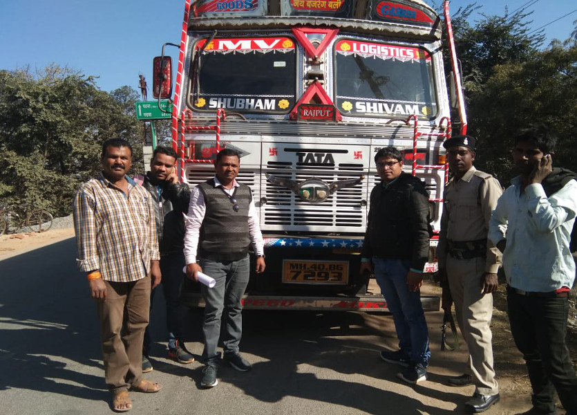 झारखंड-छत्तीसगढ़ बॉर्डर पर पकड़ा गया बिहार से आ रहा ट्रक, जब्त किया गया 341 बोरा धान