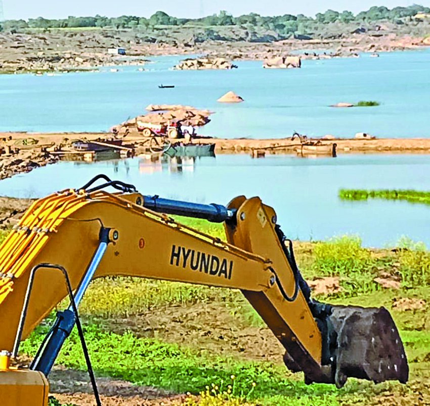 Heavy machines in Kandaila and illegal sand fired from lifters in Parei