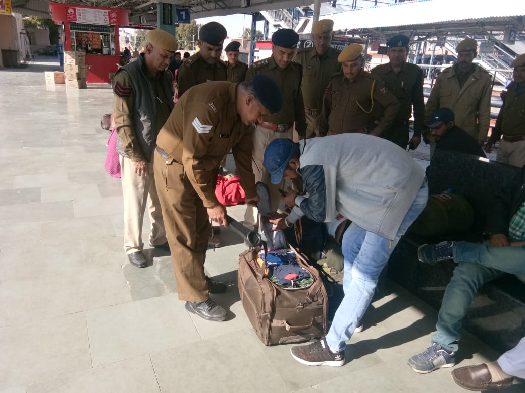 गणतंत्र दिवस पर कड़ी सुरक्षा, खंगाला यात्रियों का सामान