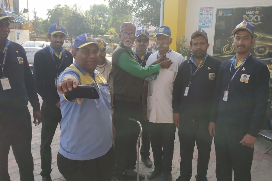 jodhpur retired PTI jabsa is gifting 11 thousand badges to people