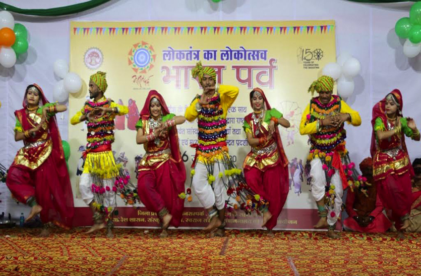 भारतीय संस्कृति को जानने लोक नृत्य की दी प्रस्तुति, गांधी के विचारों को जानने लगाई प्रदर्शनी