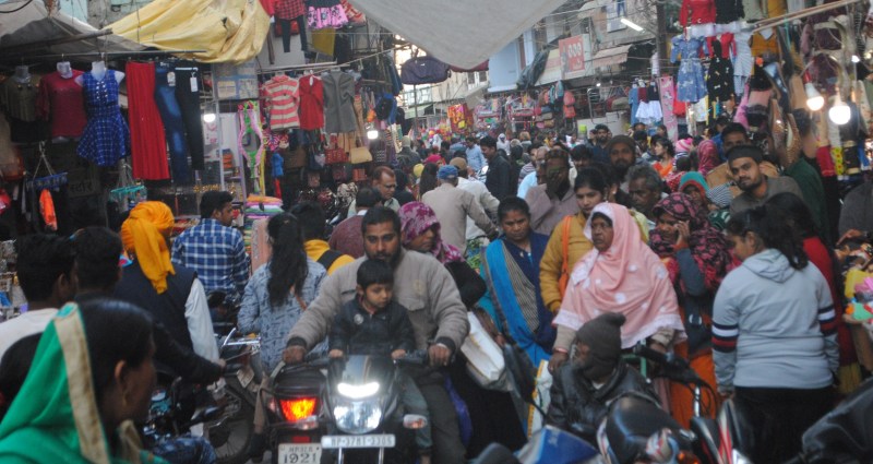 बाजार में इस तरह से भीड़ लग रही है।