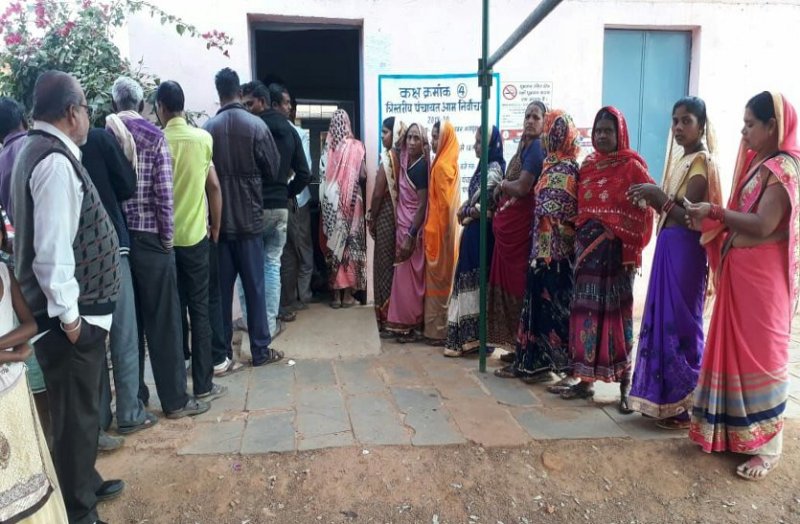 छत्तीसगढ़ में त्रिस्तरीय पंचायत चुनाव के प्रथम चरण का शुरू हुआ मतदान, केंद्रों के बाहर लगी वोटरों की कतार
