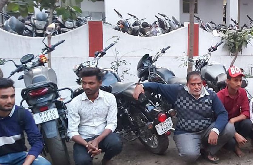 बांसवाड़ा : शहर में धूम मचाते 7 बाइकर्स गिरफ्तार, तेज आवाज करने वाली 10 मोटरसाइकिलें जब्त
