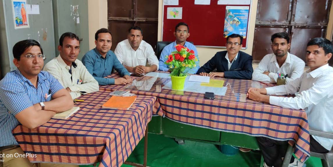 फलोदी. यूं तो शिक्षक देश के लिए युवा पीढ़ी का निर्माण करने के लिए जाने जाते है, लेकिन फलोदी क्षेत्र के राजकीय उच्च प्राथमिक विद्यालय मड़ला खुर्द के प्रधानाध्यापक सहित सभी शिक्षकों ने एक अनूठी पहल करते हुए विद्यालय विकास के लिए अपने एक माह का पूरा वेतन विद्यालय देने की घोषणा कर दी है।