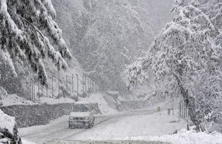 कश्मीर में ताजा बर्फबारी से ठंड से राहत