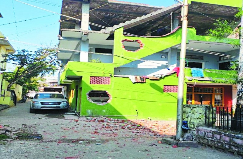 कांग्रेस नेता का फोन आते ही रुकी ईदगाह हिल्स पर कार्रवाई, आठ फीट सड़क घेर बनाया तीन मंजिला घर