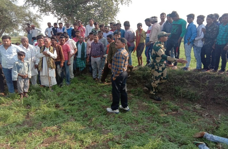 पेड़ की डंगाल काटने से रोकने पर चचेरे भाई, भाभी और भतीजे को उतारा मौत के घाट