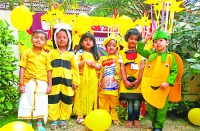 मैंगो, नूडल्स और मां सरस्वती के गेटअप से  खिले चेहरे