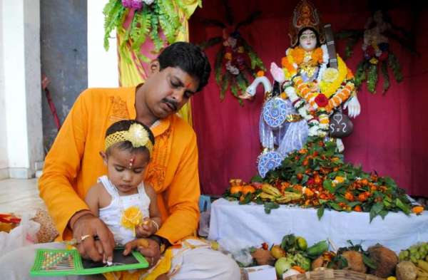 Photo Gallery : बसंत पंचमी पर मां सरस्वती का पूजन कर मांगा वरदान, अज्ञानता के अंधेरों को दूर कर दिखाओं मां ज्ञान की राह