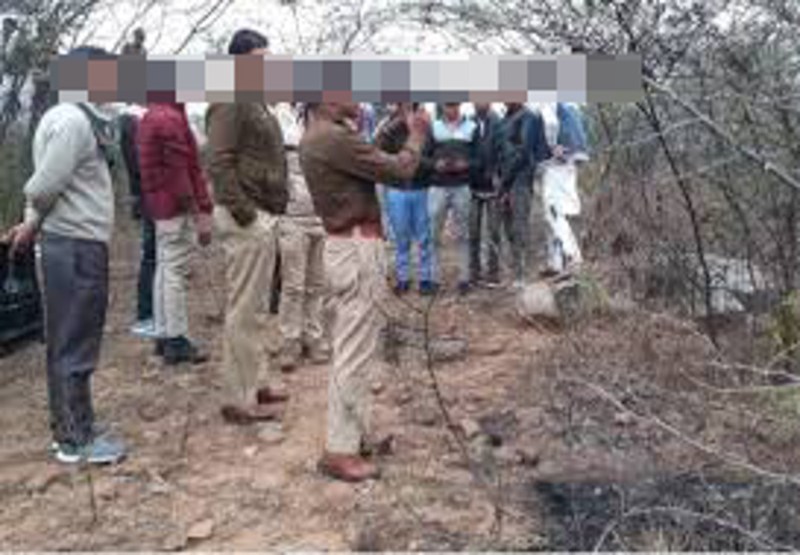 पहाड़ी पर युवती की लाश देख लोग बदहवास पहुंचे थाना, कपड़े और चप्पल देखकर रो पड़े घरवाले