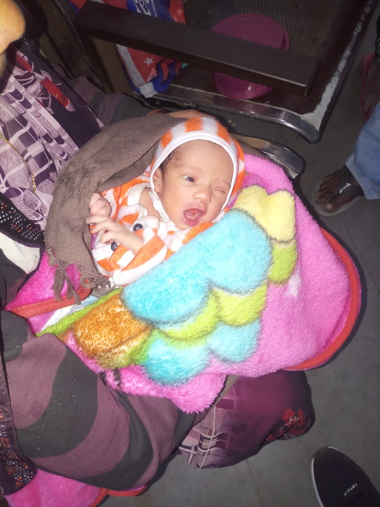 बस का इंतजार कर रहे दंपती की गोद में बच्ची को छोड़कर भागे महिला-पुरुष