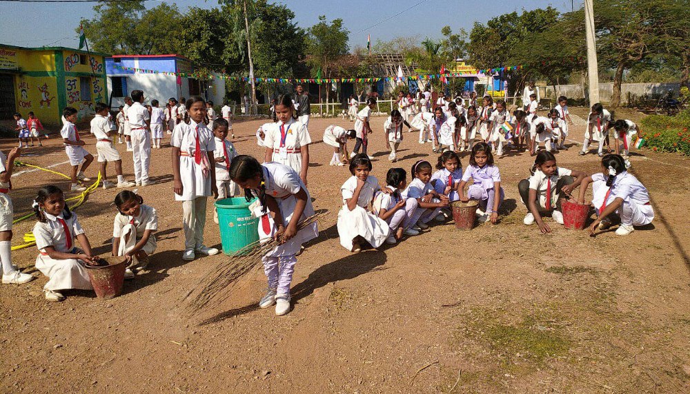 स्वर्णिम भारत अभियान के तहत छात्र-छात्राओं ने किया साफ-सफाई