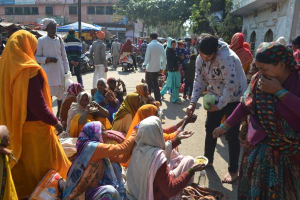 भक्तों पर टूटते हैं भिखारी
