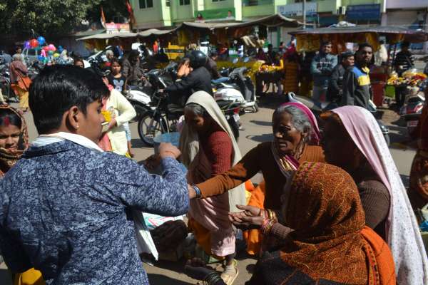 भक्तों पर टूटते हैं भिखारी