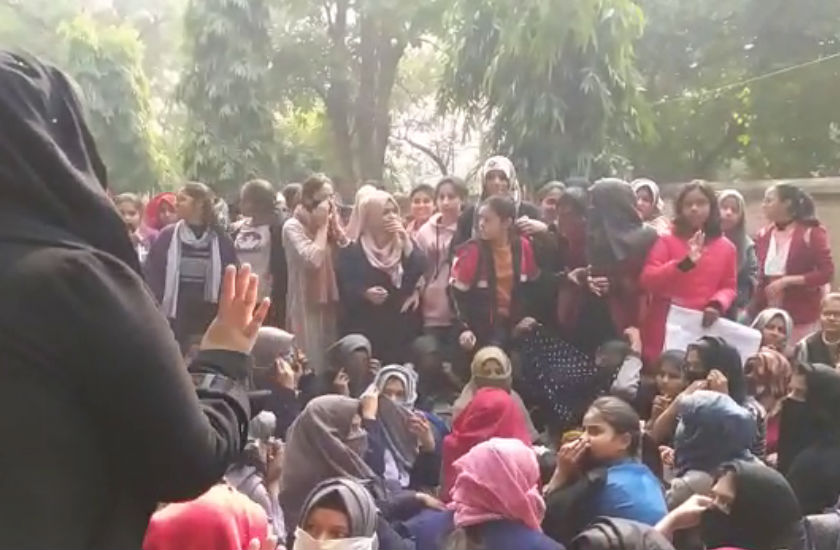 अलीगढ़ का शाहजमाल बना शाहीन बाग, हजारों महिलाएं धरने पर